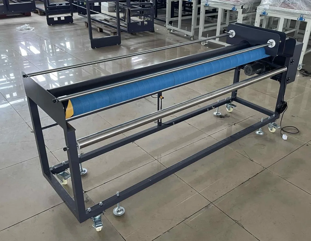 Manual cloth unwinding stand with sturdy roller system for wrinkle-free fabric feeding