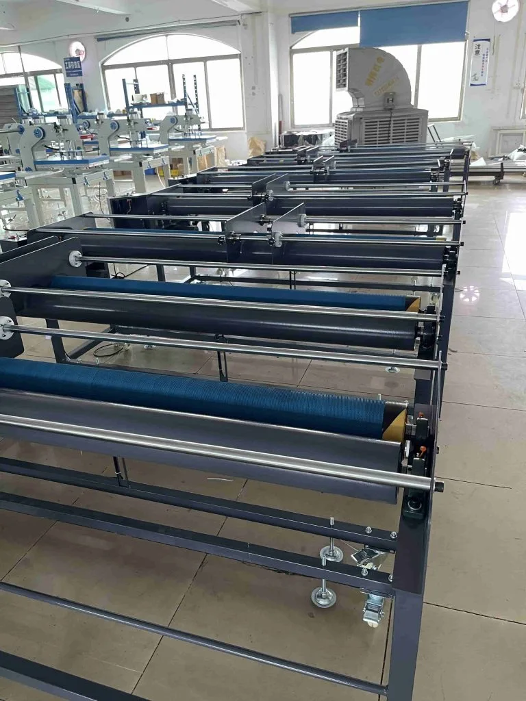 Cloth let-off unit for textile mills and garment factories supplying fabric rolls to cutting tables