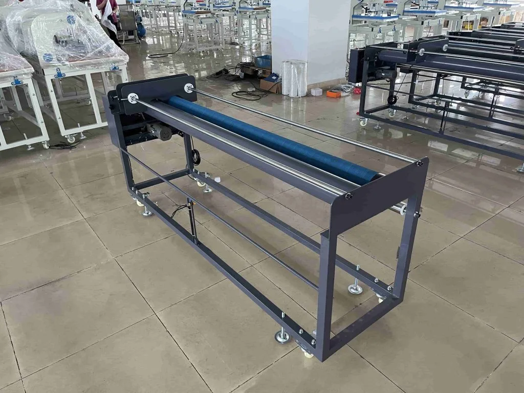 Fabric let-off machine unwinding rolled fabric smoothly for laser cutting without wrinkles