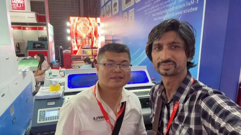 Salesperson and overseas customer at the panoramic laser cutting machine booth