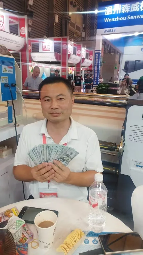 Boss received deposit from overseas customer for panoramic laser cutting machine, amount masked